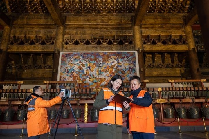 北京市測繪設(shè)計(jì)研究院團(tuán)隊(duì)在太廟測繪（2023年2月19日攝）。2020年9月起，北京市測繪設(shè)計(jì)研究院的技術(shù)團(tuán)隊(duì)開展了北京中軸線遺產(chǎn)點(diǎn)實(shí)地測繪，從文物保護(hù)、環(huán)境整治、文物騰退等方面為北京中軸線申遺提供空間數(shù)據(jù)底板。