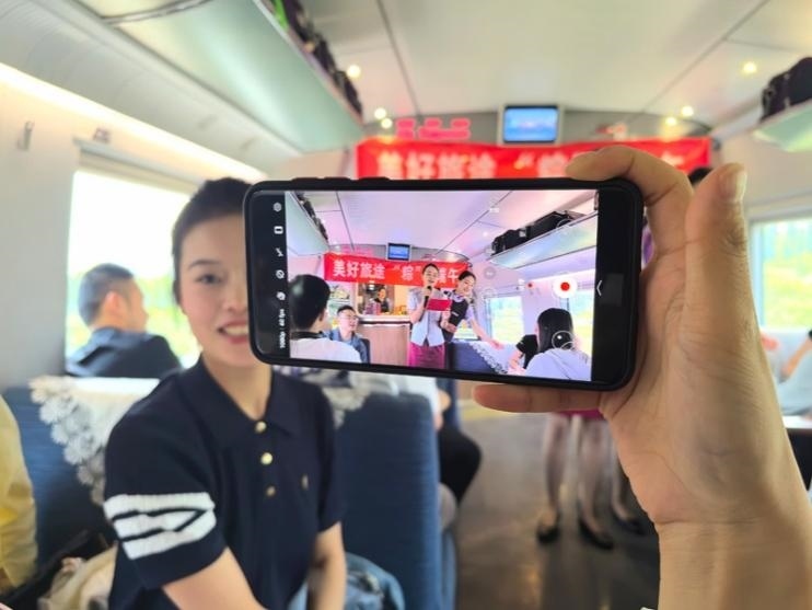 在活動(dòng)中，旅客紛紛舉起手機(jī)拍攝。顏笑攝