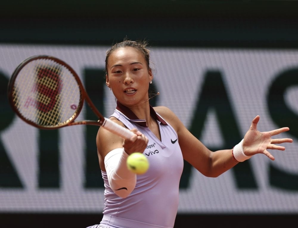 6月1日，鄭欽文在比賽中回球。新華社記者 李京 攝