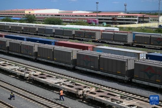 5月31日，在蒙內(nèi)鐵路內(nèi)羅畢站到發(fā)場，鐵路工人在鐵道旁巡檢。新華社記者 楊光 攝