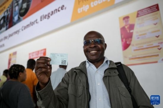 5月31日，在蒙內(nèi)鐵路內(nèi)羅畢站，一名前往蒙巴薩的乘客展示車票。新華社記者 楊光 攝