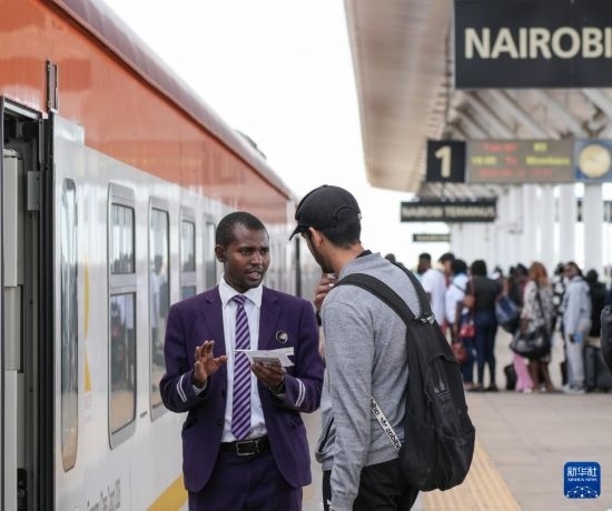 5月31日，在蒙內(nèi)鐵路內(nèi)羅畢站，乘務(wù)員為乘客檢票。新華社記者 李亞輝 攝