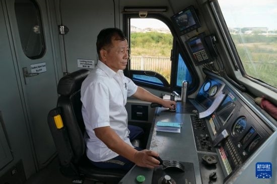 5月31日，在蒙內(nèi)鐵路內(nèi)羅畢站，機車駕駛員蔣立平在即將開往蒙巴薩的E2次列車上進行準(zhǔn)備工作。新華社記者 楊光 攝