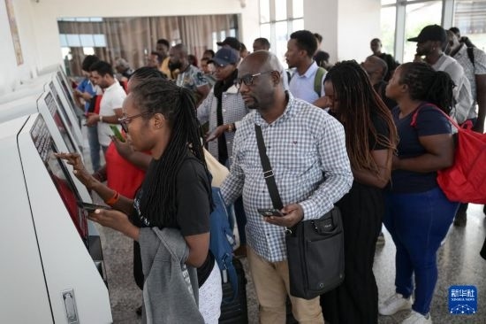 5月31日，在蒙內(nèi)鐵路內(nèi)羅畢站，乘客在自助取票機前排隊取票。新華社記者 楊光 攝