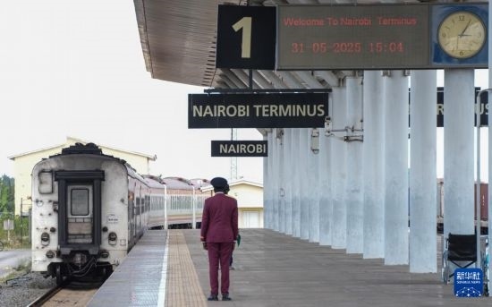 5月31日，在蒙內(nèi)鐵路內(nèi)羅畢站，工作人員目送開往蒙巴薩的E2次列車駛離站臺。新華社記者 李亞輝 攝