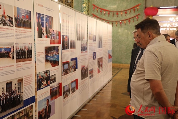 與會(huì)嘉賓參觀中俄科技創(chuàng)新合作圖片展。人民網(wǎng)記者 肖新新攝