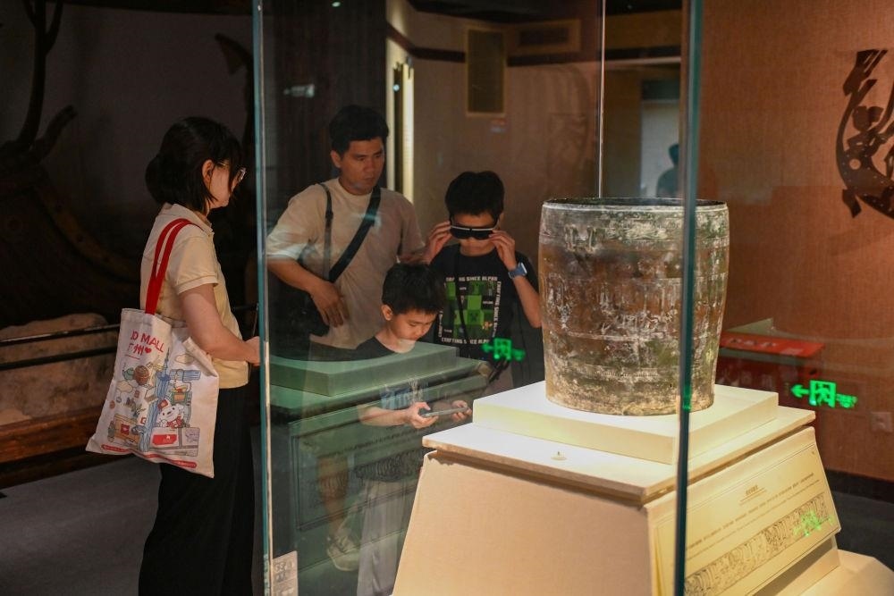 △2025年5月18日，游客在廣東廣州南越王博物院（王墓展區(qū)）體驗(yàn)AR眼鏡智慧導(dǎo)覽服務(wù)。