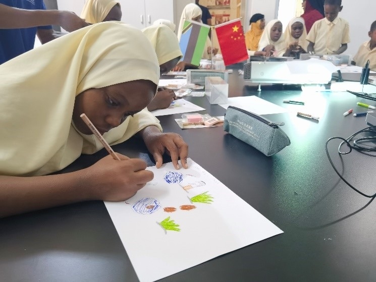 學(xué)生踴躍參與繪畫活動。施亮攝