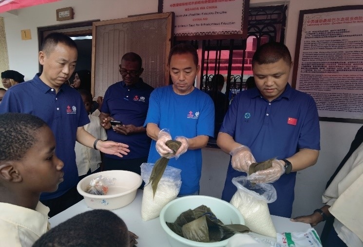 中方專家示范包粽子。施亮攝