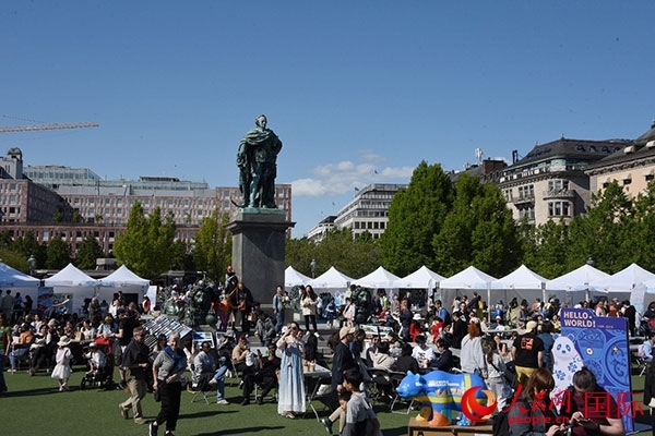 “你好！中國”端午游園會(huì)在斯德哥爾摩國王花園廣場舉辦。人民網(wǎng)記者 殷淼攝