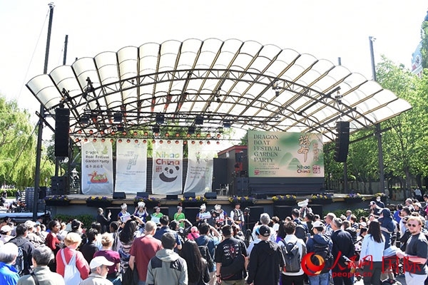 中瑞民眾歡聚國王花園廣場共慶端午佳節(jié)。人民網(wǎng)記者 殷淼攝