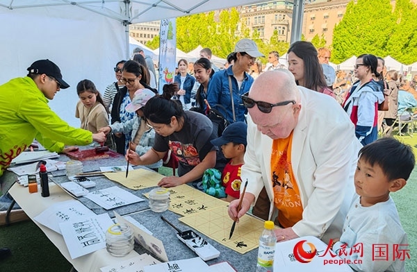 書法體驗(yàn)。人民網(wǎng)記者 殷淼攝