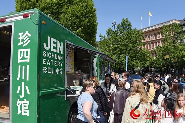 中國美食攤。人民網(wǎng)記者 殷淼攝