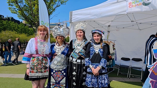 體驗(yàn)苗族傳統(tǒng)服飾。人民網(wǎng)記者 殷淼