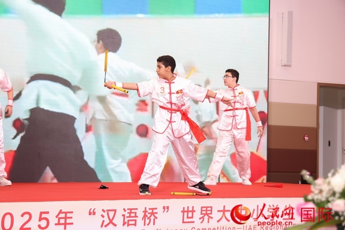 雙節(jié)棍表演。人民網(wǎng)記者任皓宇攝