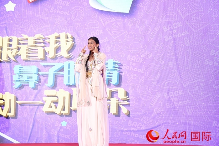 演唱中文歌曲。人民網(wǎng)記者任皓宇攝