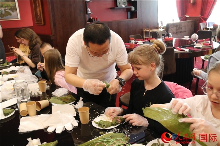 烏克蘭兒童學(xué)習(xí)體驗(yàn)包粽子。人民網(wǎng)記者蔡子暢攝