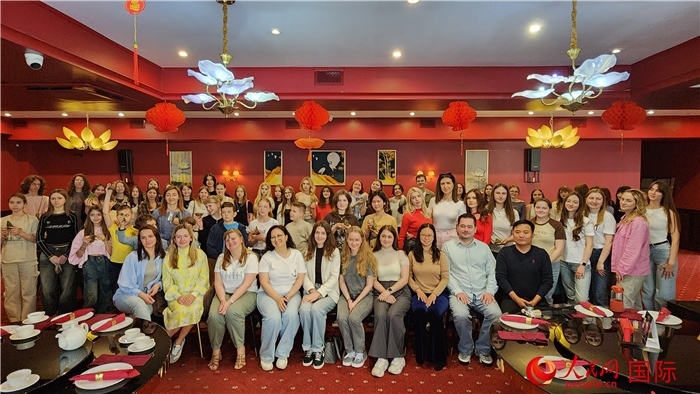 “慶端午學(xué)中文”活動全體合照。人民網(wǎng)記者蔡子暢攝