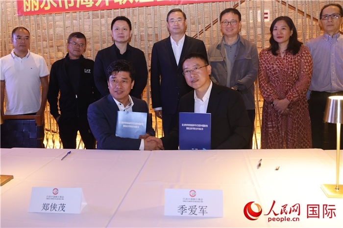 浙江省青田華僑實(shí)驗(yàn)高級(jí)中學(xué)與巴西里約中國國際學(xué)校在座談會(huì)上締結(jié)為友好學(xué)校，青田縣人民政府僑務(wù)辦公室主任季愛軍和擔(dān)任巴西里約中國國際學(xué)校董事長的鄭俠茂作為代表簽署協(xié)議。 人民網(wǎng)記者 時(shí)元皓攝