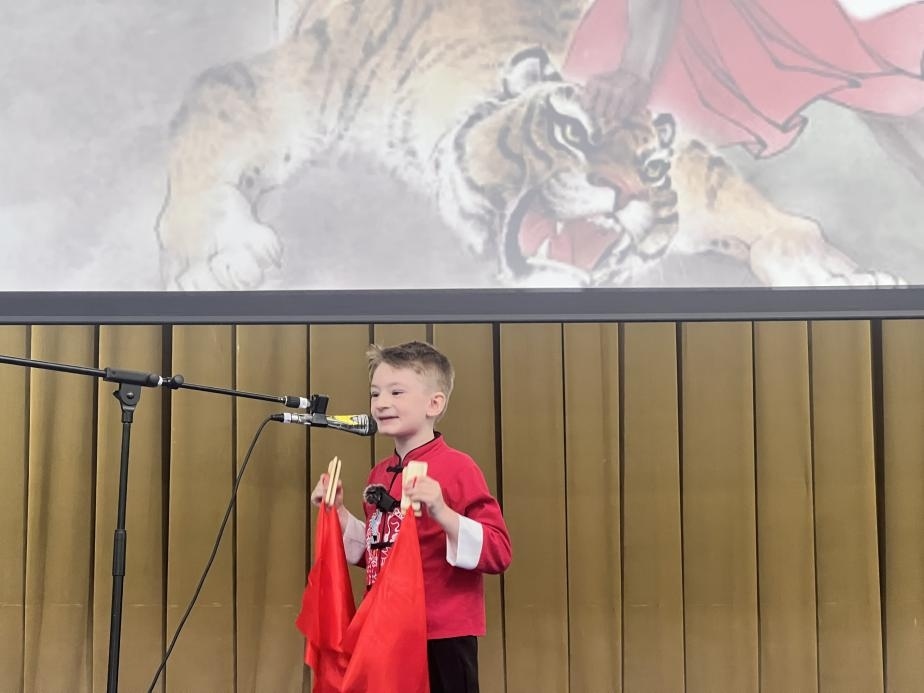 一航表演快板《武松打虎》。布加勒斯特大學(xué)孔子學(xué)院供圖