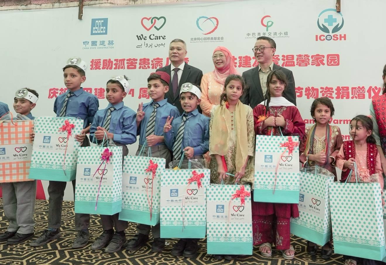 受捐孤兒在儀式上合影留念。瓦加斯·阿赫邁德攝