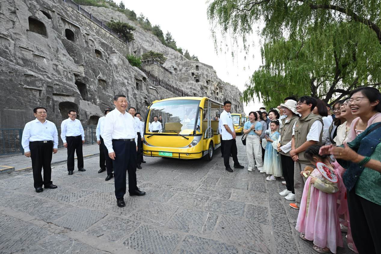 5月19日，習(xí)近平在洛陽(yáng)龍門石窟考察時(shí)，同游客親切交流。