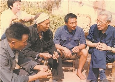 侯光炯（右一）和農(nóng)民在一起親切交流。 西南大學(xué)檔案館供圖