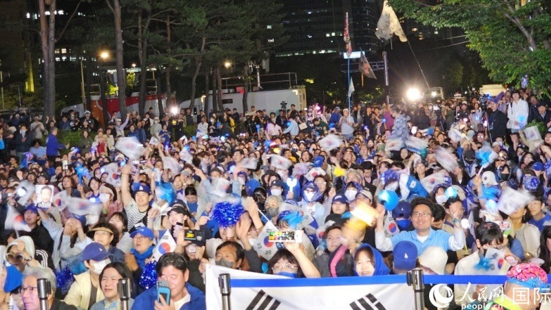 當?shù)貢r間4日凌晨，李在明支持者們聚集在國會前等待計票結(jié)果。人民網(wǎng) 柳美鉉攝