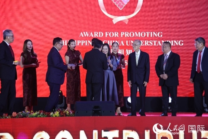 黃溪連大使給榮獲“重要貢獻(xiàn)獎(jiǎng)”的奎松市市長喬伊·貝蒙蒂等人頒獎(jiǎng)。人民網(wǎng)記者 樊帆攝