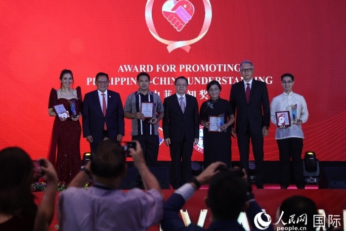 黃溪連大使和菲中了解協(xié)會主席與榮獲“友誼獎(jiǎng)”的獲獎(jiǎng)?wù)吆嫌傲裟?。人民網(wǎng)記者 樊帆攝