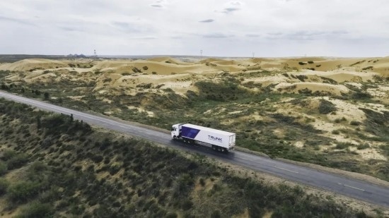 主線科技智能卡車(chē)行駛在路上。