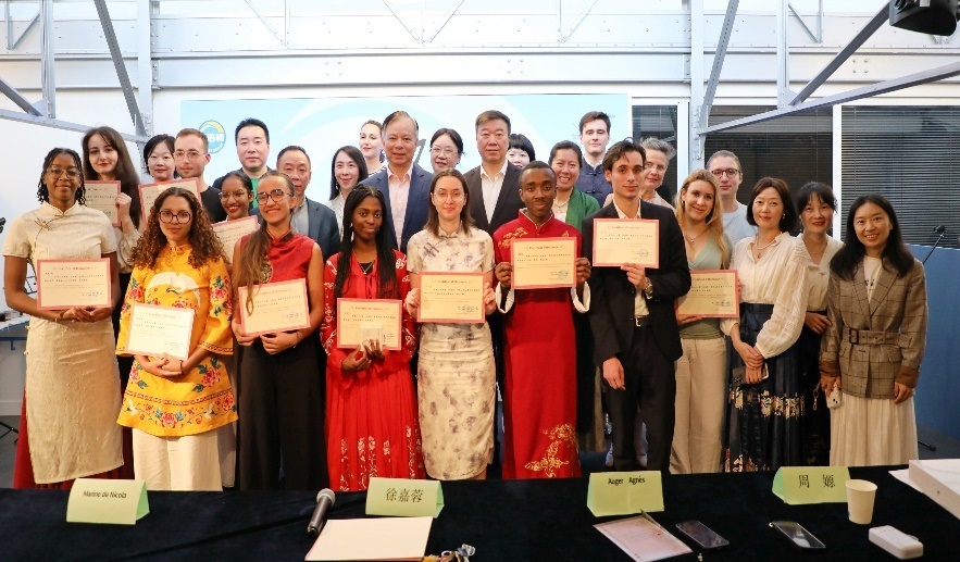 圖1：中國駐法使館公使陳力、教育公參周家貴與比賽師生、評委合影（圖片：巴黎西岱大學(xué)孔子學(xué)院）